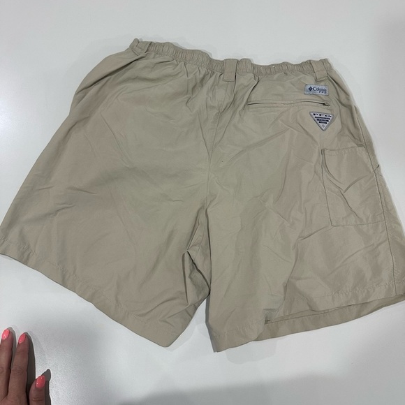 Columbia Beige Flat Front Elastic Waist Fishing Shorts Relaxed Fit Size Medium - Picture 3 of 3